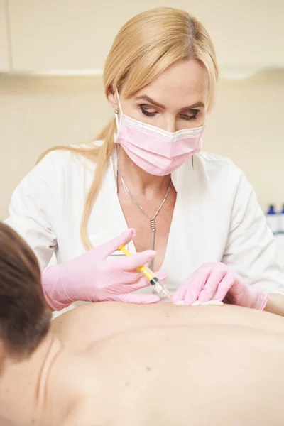 Cosmetoloog Injecteert Botulinetoxine Rug Van Man Tijdens Huidverjonging — Stockfoto