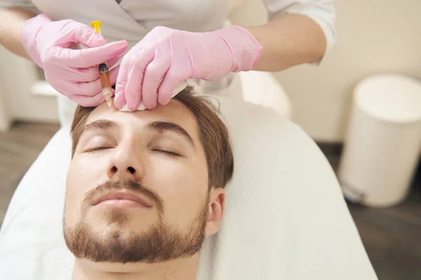Güzellik Kliniği Çalışanı Erkek Kafasına Cilt Yenilenmesi Için Şırıngadan Plazma — Stok fotoğraf