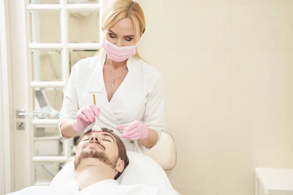 Vrouw Schoonheid Expert Masker Bewegende Borstel Met Chemische Voor Huid — Stockfoto