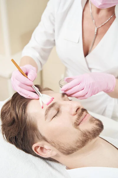 Male Enjoying Peeling Procedure His Face While Beauty Expert Moving — Stock Photo, Image