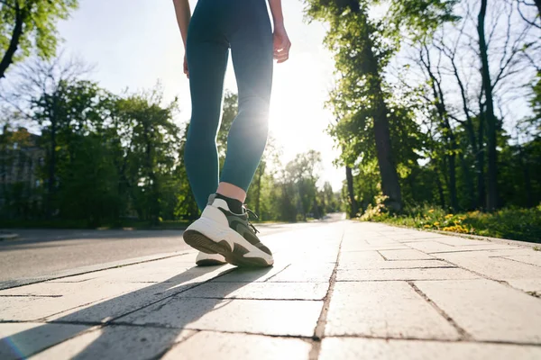 Low Angle Bijgesneden Hoofd Close Van Vrouwelijke Benen Sportschoenen Terwijl — Stockfoto