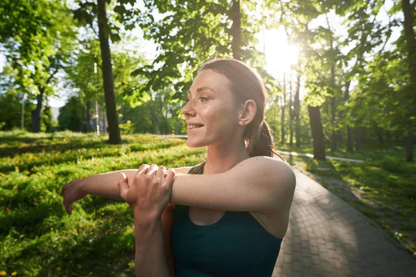 Feliz Joven Hembra Está Estirando Los Brazos Mientras Hace Ejercicio — Foto de Stock