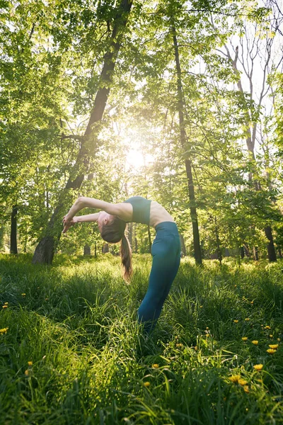 Sportieve Jonge Vrouw Het Uitoefenen Van Flexibiliteit Bukken Terug Tijdens — Stockfoto