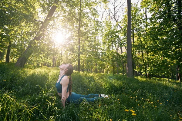 Счастливая Спортивная Женщина Занимается Йогой Растягивается Зеленой Природе Глядя Солнце — стоковое фото