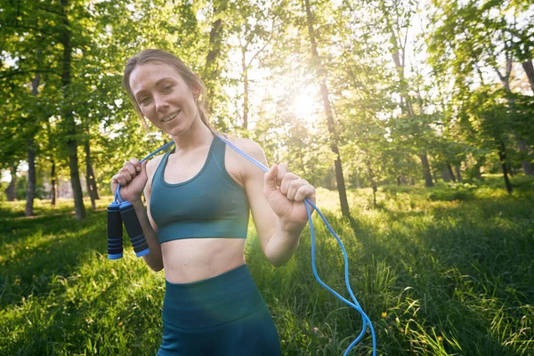 Cintura Para Cima Retrato Sorrir Jovem Senhora Magra Relaxando Natureza — Fotografia de Stock