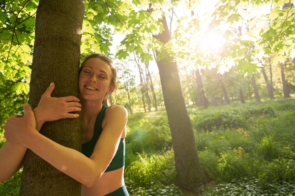Χαρούμενη Νεαρή Γυναίκα Περπατά Στο Δάσος Αφού Εκπαιδεύτηκε Και Αγκάλιασε — Φωτογραφία Αρχείου