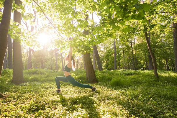 Slim Młoda Kobieta Robi Asana Rozciąganie Ciała Podczas Treningu Wśród — Zdjęcie stockowe