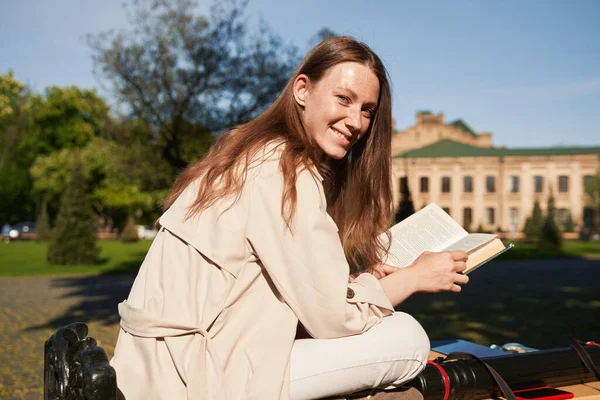 Cintura Para Cima Retrato Mulher Sorridente Desfrutando Pausa Livre Sentado — Fotografia de Stock