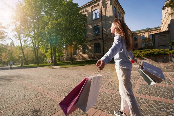 Glückliche Frau Geht Sonnigem Tag Der Altstadt Einkaufen Und Trägt — Stockfoto