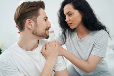 Aşık bir adam hayat arkadaşına bakar ve elini tutar.