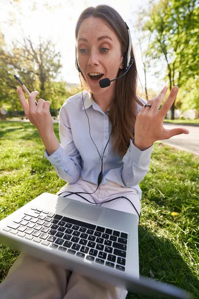 Jolly Młoda Kobieta Nosi Słuchawki Mikrofonem Podczas Wideokonferencji Laptopie Siedzi — Zdjęcie stockowe