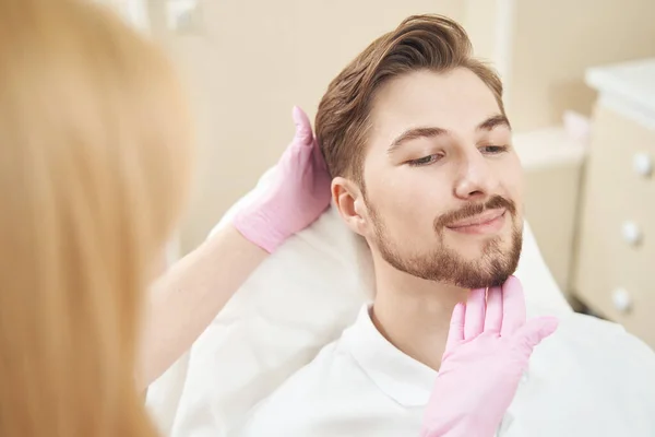 Esteticista Hacer Estimaciones Para Terapia Belleza Con Tocar Cara Masculina — Foto de Stock