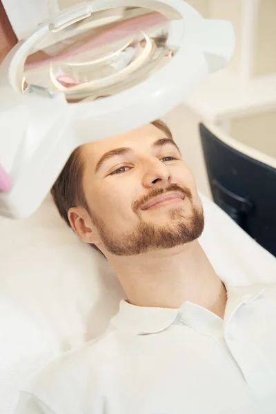 Joven Macho Con Bigote Acostado Bajo Luz Operación Beaty Shop —  Fotos de Stock