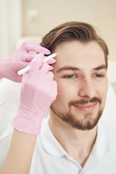 Esteticista Movendo Lápis Contorno Branco Longo Testa Masculina Enquanto Marcando — Fotografia de Stock