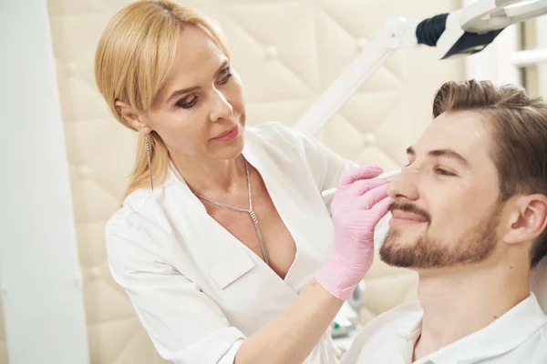 Erfarna Kvinnliga Kosmetolog Använder Vit Penna För Att Måla Konturer — Stockfoto