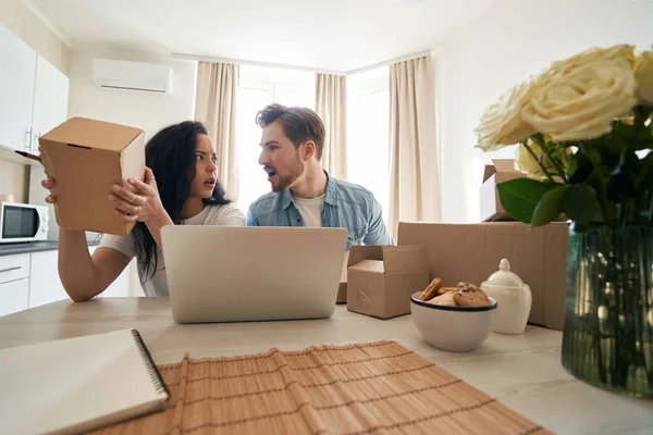 Internet Shop Employee Staring Open Mouthed Puzzled Female Colleague Seated — Stock Photo, Image