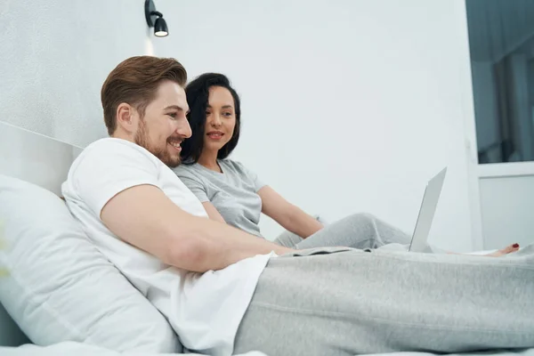 Joyful Macho Seu Companheiro Fêmea Satisfeito Assistindo Algo Computador Portátil — Fotografia de Stock