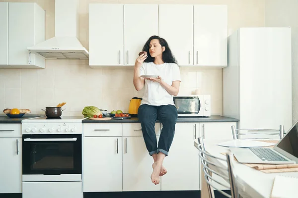 Mujer Sentada Mostrador Cocina Mirando Con Asco Rebanada Pastel Chocolate — Foto de Stock