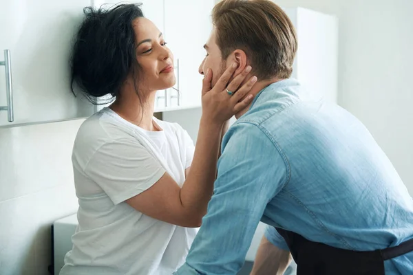 Donna Innamorata Seduta Sul Bancone Della Cucina Toccare Viso Del — Foto Stock