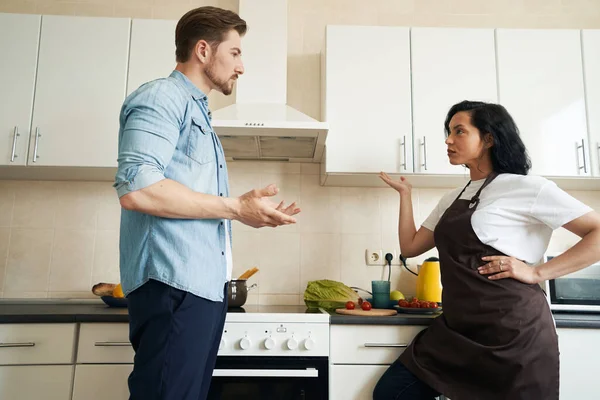 男人和女人都很不高兴站在厨房里互相争吵 — 图库照片