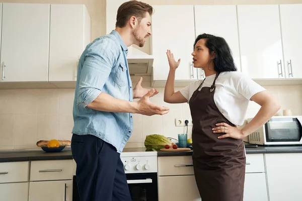 Jeune Homme Colère Debout Près Comptoir Cuisine Tout Discutant Avec — Photo