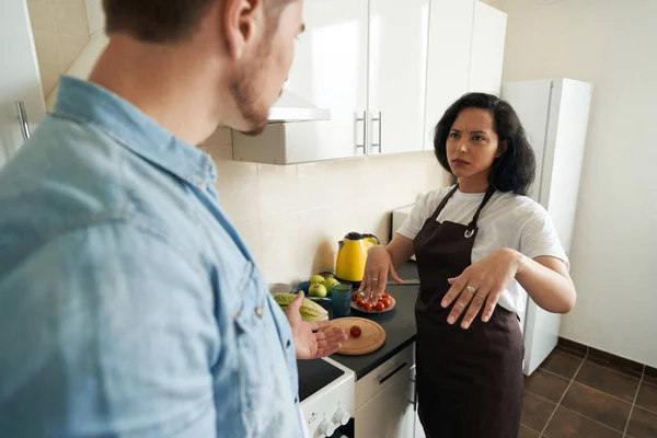 Upset Woman Standing Kitchen Counter Gesticulating Argument Man — Stock Photo, Image