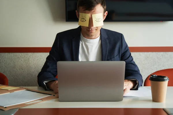 Homem Clerk Usando Laptop Enquanto Trabalhava Escritório Enquanto Usava Adesivos — Fotografia de Stock