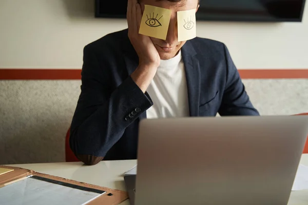 Man Skrivbord Arbetare Hemlighet Sova Jobbet Samtidigt Sätta Klistermärken Med — Stockfoto