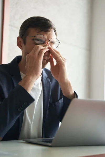 Uomo Scrivania Lavoratore Occhiali Toccare Naso Con Entrambe Mani Durante — Foto Stock