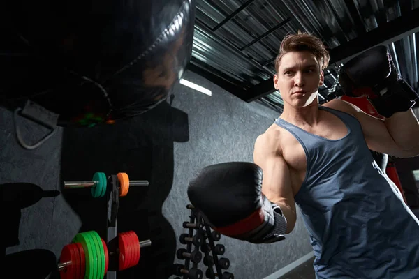 Gericht Sterke Spierkracht Bokser Gooien Uppercut Bokszak Tijdens Training — Stockfoto