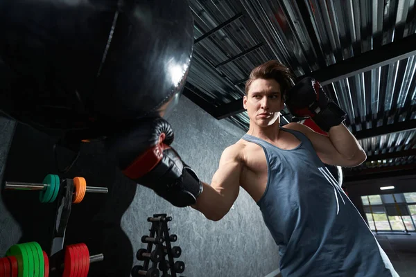 Ernsthafter Muskulöser Boxer Boxhandschuhen Übt Uppercuts Boxsack — Stockfoto