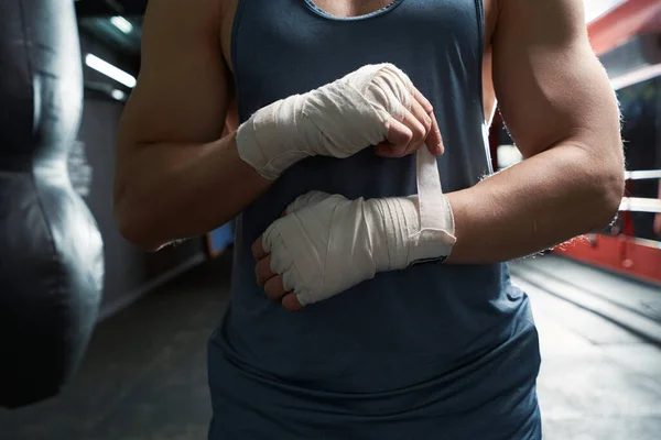 Foto Recortada Boxeador Profissional Envolvendo Bandagem Elástica Torno Seu Pulso — Fotografia de Stock