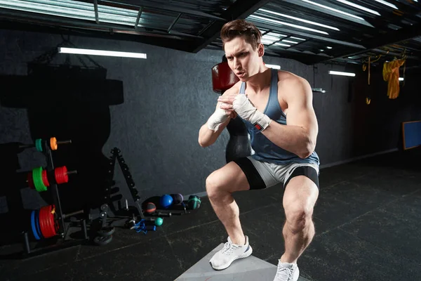 Ernsthaft Entschlossener Junger Männlicher Athlet Macht Boxsprünge Beim Fitnesstraining — Stockfoto