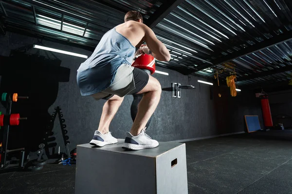 Rückenansicht Des Sportlichen Kerls Der Fitnessstudio Auf Einer Plyo Box — Stockfoto