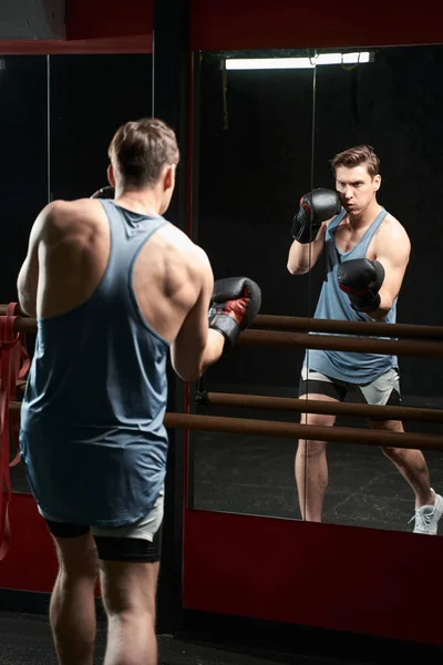 Seriöser Fokussierter Sportler Boxhandschuhen Der Kampfhaltung Vor Dem Spiegel Steht — Stockfoto