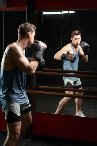 Sério Determinado Homem Muscular Forte Luvas Boxe Sombra Boxe Antes — Fotografia de Stock