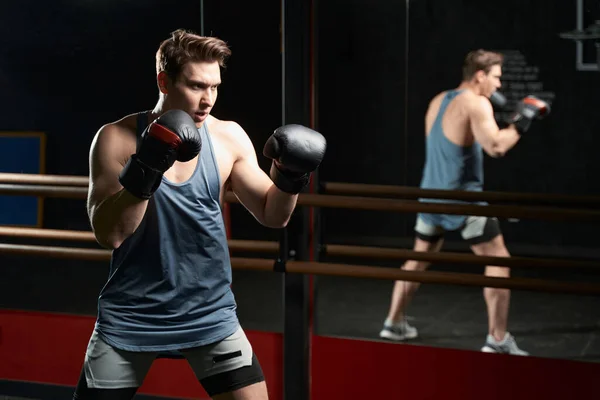 Ernstige Doelgerichte Jonge Bokser Staan Vechtende Houding Tijdens Sportschool Training — Stockfoto