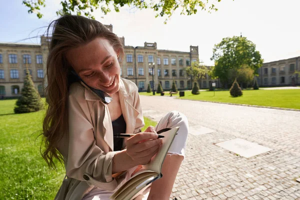 Sorrindo Mulher Fazendo Uma Chamada Móvel Enquanto Segurando Smartphone Para — Fotografia de Stock