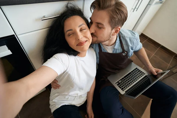 Mosolygó Elégedett Fényképezte Magát Szenvedélyes Fiatalember Megcsókolta Arcát — Stock Fotó