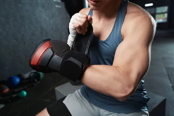 Cropped Photo Boxer Wrapping Velcro Strap Boxing Glove His Hand — Stock Photo, Image