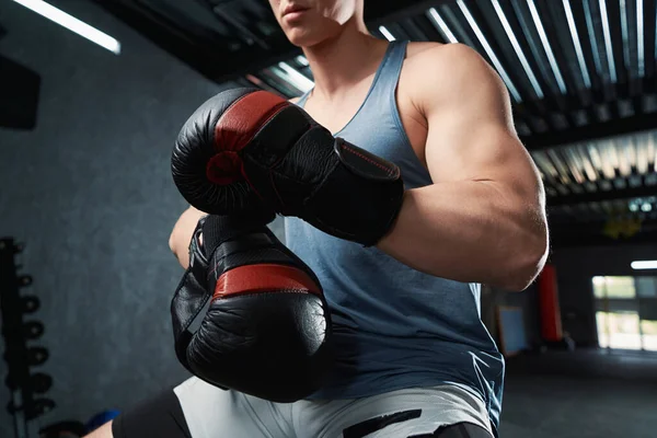 Обрезанное Фото Спортсмена Закрепляющего Боксерскую Перчатку Руке Липучкой — стоковое фото