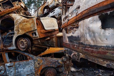 Rusya 'nın Ukrayna' ya saldırması sonucu Bucha bölgesinde bomba yüklü araçlar yığıldı.
