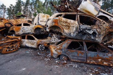 Yakılmış ve yakılmış araba cesetleri, Kyiv yakınlarındaki ilhak edilmiş bölgelerin kurtuluşundan sonra hurdalığa yığıldı.