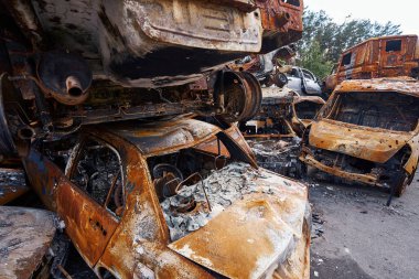 2022 Rus işgali sırasında Irpin 'deki hurdalıkta yanmış sivil araçlar yığıldı.