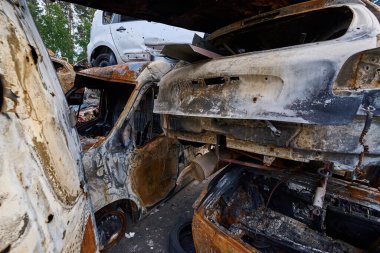 Rus işgali sırasında Bucha ve Irpin 'deki bombardıman ve savaştan kaçmaya çalışan yanan sivil araçları.