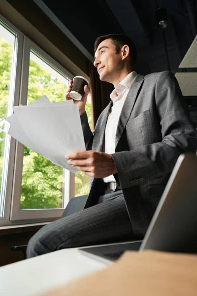 Mann Sitzt Auf Schreibtisch Büro Während Einen Kaffee Trinkt Und — Stockfoto