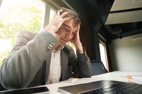 Männlicher Büroangestellter Leidet Unter Viel Arbeitsbelastung Und Hält Den Kopf — Stockfoto