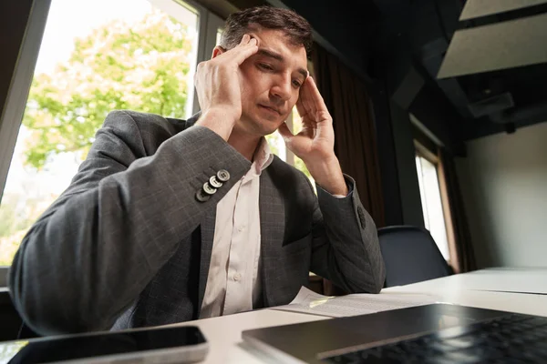 Mannelijke Kantoorklerk Wrijft Tempels Van Zijn Hoofd Vanwege Hoofdpijn Van — Stockfoto