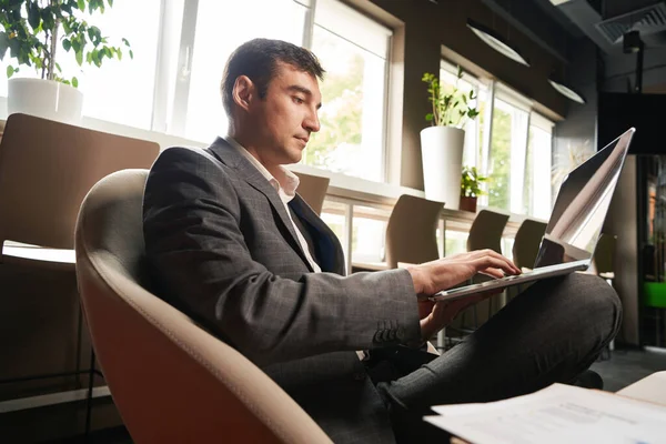 Trabajador Escritorio Masculino Colocando Ordenador Portátil Parte Superior Pierna Escribiendo —  Fotos de Stock