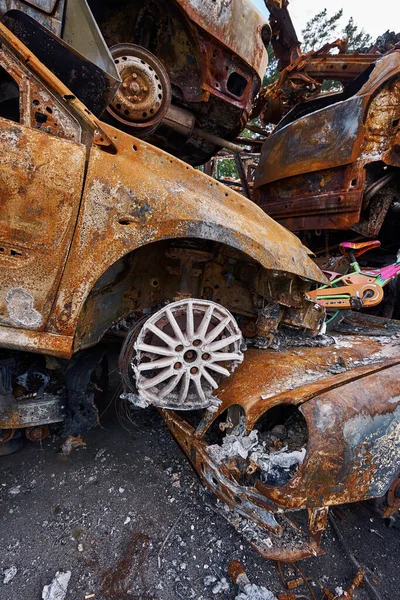 Resten Van Verbrande Auto Als Gevolg Van Beschietingen Met Roze — Stockfoto